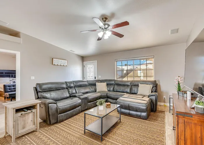 Havasu Escape: Patio, Pool + Grill! Ferienhaus