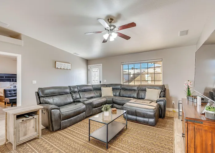 Dom wakacyjny Havasu Escape: Patio, Pool + Grill! *